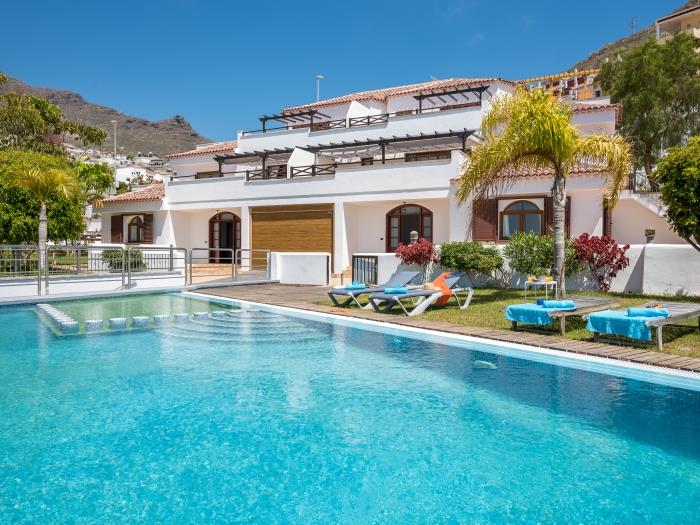 image 2. Incantevole villa con piscina privata e vista mare 0