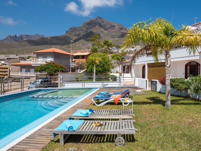 image 2. Incantevole villa con piscina privata e vista mare 2