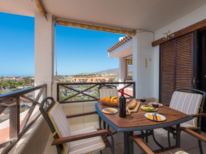image Great 'San Marino' Terrace & Pool 2