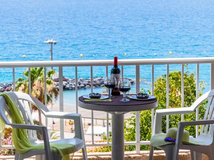 image 1.1 Beautiful seafront with balcony and WIFI 30