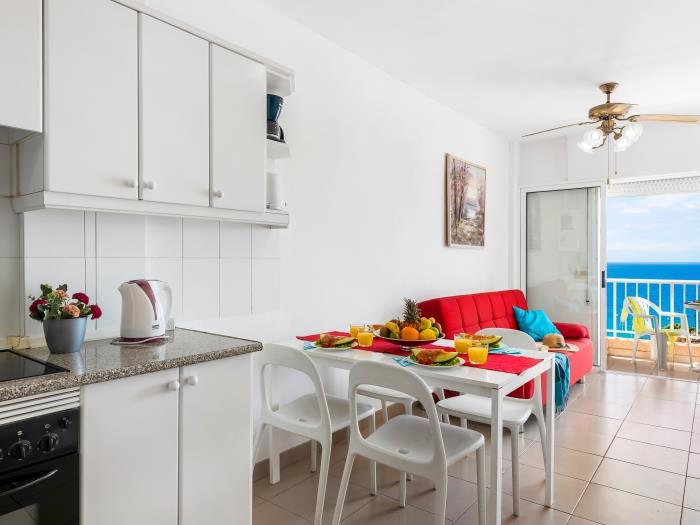 image 1.1 Beautiful seafront with balcony and WIFI 7