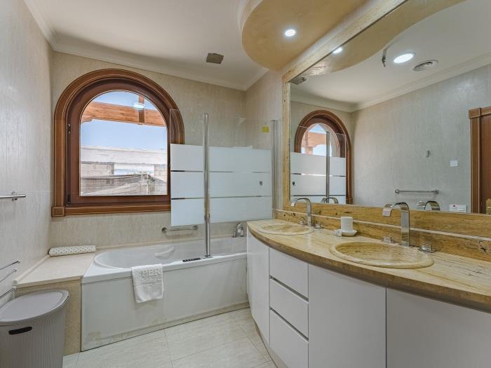 image Luxury Villa Nautilus Heated pool & Spa 24