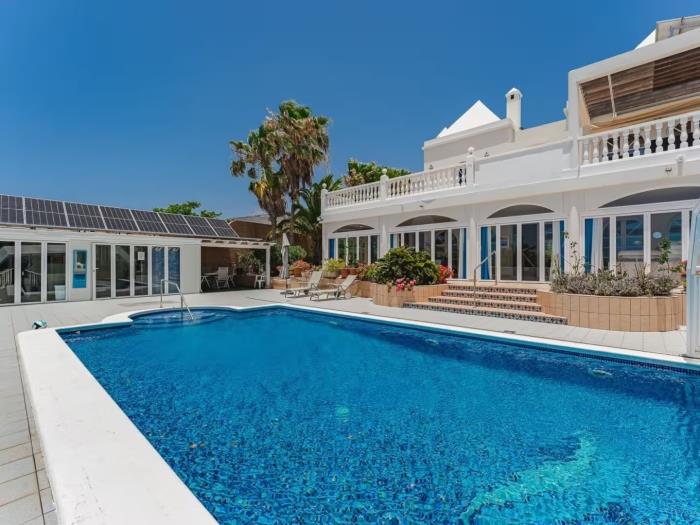 image Majestic Golf Villa Heated Pool Sea view 0