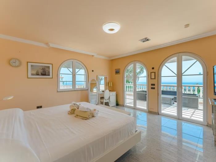 image Majestic Golf Villa Heated Pool Sea view 14