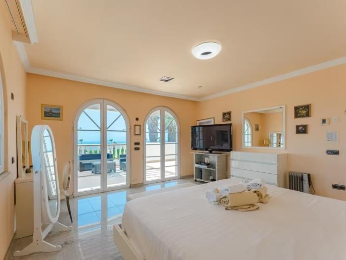 image Majestic Golf Villa Heated Pool Sea view 5