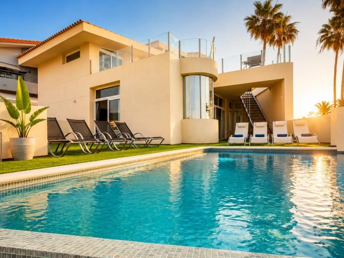 Villa Olbia con piscina a sfioro e vista mare