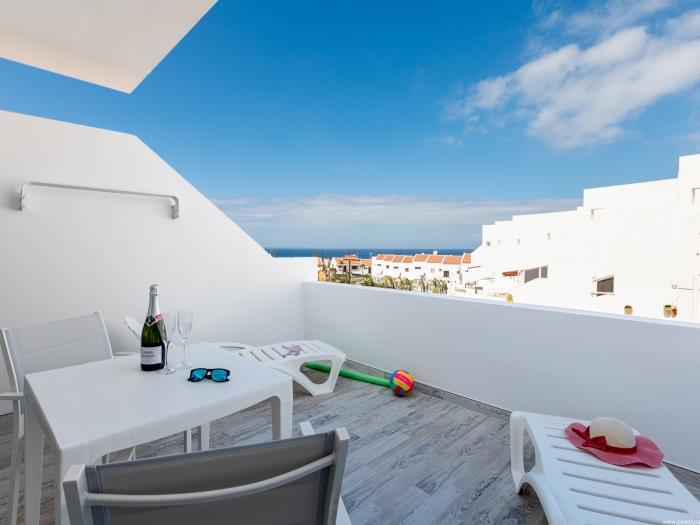 image Style and Comfort: Marina Primavera 88, Pool Included! 1
