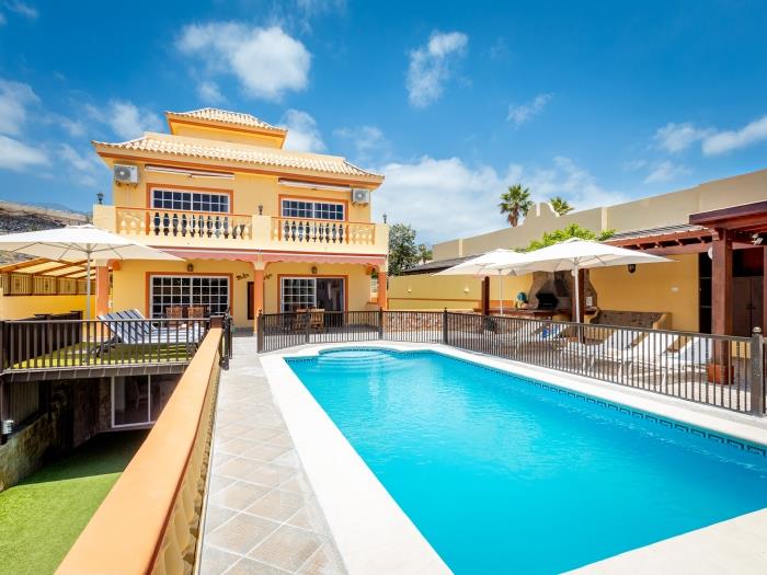 image Luxury Villa Luna with Private Heated Pool 3