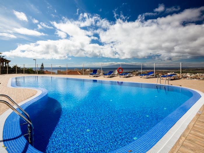 image Modern 2-bedroom apartment with pool 5