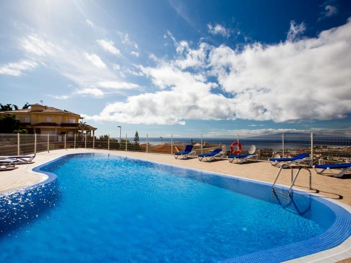 image Modern 2-bedroom apartment with pool 7